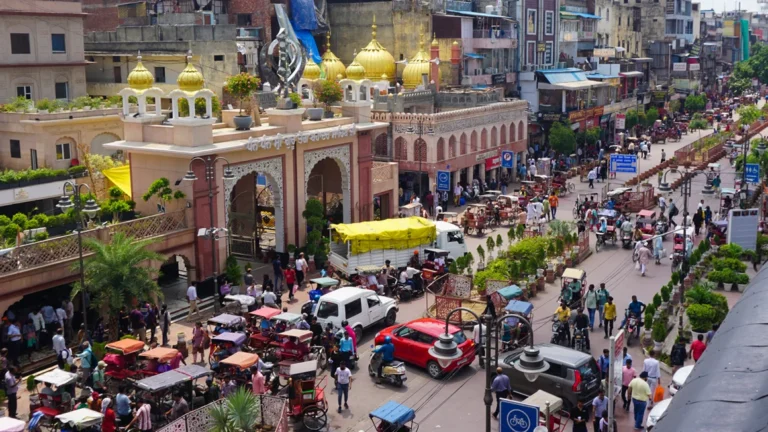 gurudwara-sis-ganj-and-the-golden-mosque-next-to-it